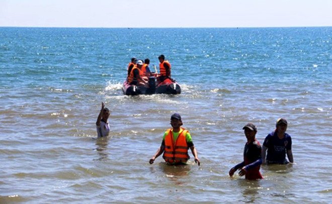 Dũng cảm lao xuống biển cứu hai anh em, nam thanh niên mất tích