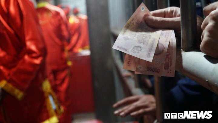 Phát ấn đền Trần: Lễ hội mua chuộc thần linh