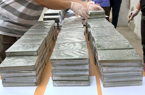 Cảnh sát bao vây xe bán tải chở 330 bánh heroin