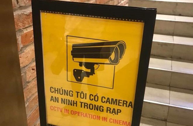 Sau ồn ào cặp đôi thân mật quá mức trong rạp chiếu phim, CGV đặt biển báo có camera