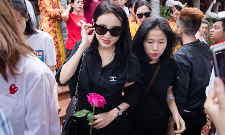 Nhã Phương đi giỗ Tổ sân khấu ở nhà thờ của Hoài Linh trước ngày cưới