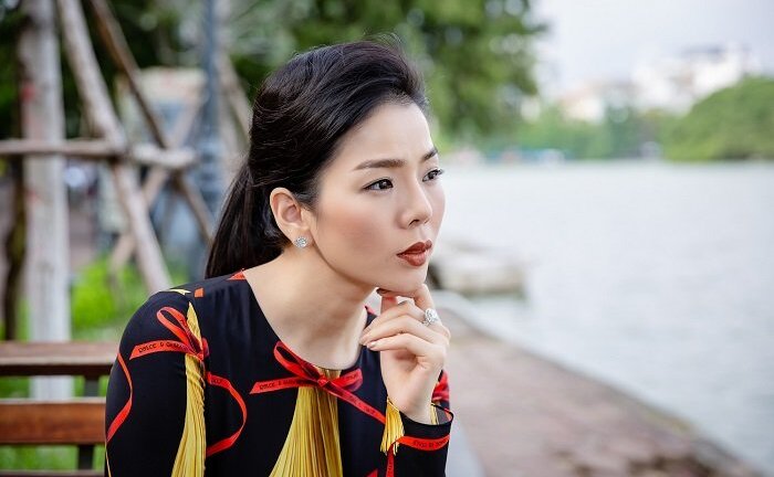 Lệ Quyên khoe vẻ đằm thắm khi dạo Hồ Gươm giữa tiết trời thu