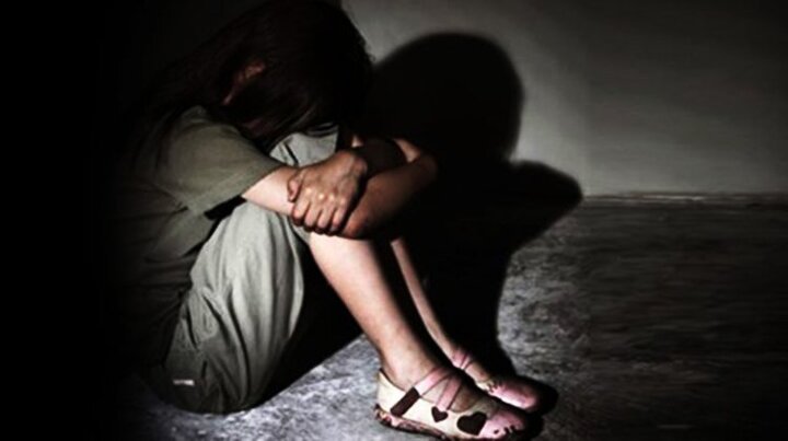 Bé gái bị cha ruột và ông nội xâm hại: Sự im lặng đáng sợ của người mẹ