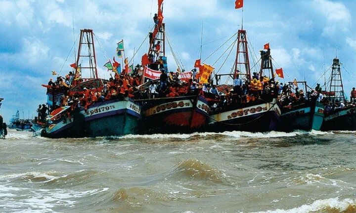 Tàu tham gia lễ hội bị lật chìm ở Bạc Liêu, nhiều người thương vong