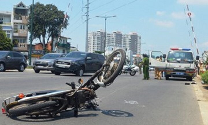 Cố tình vượt đường ray, ô tô hất văng thanh niên điều khiển xe máy