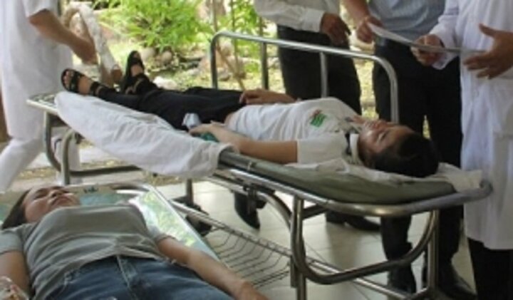 Sau bữa ăn trưa, 57 công nhân nhập viện cấp cứu