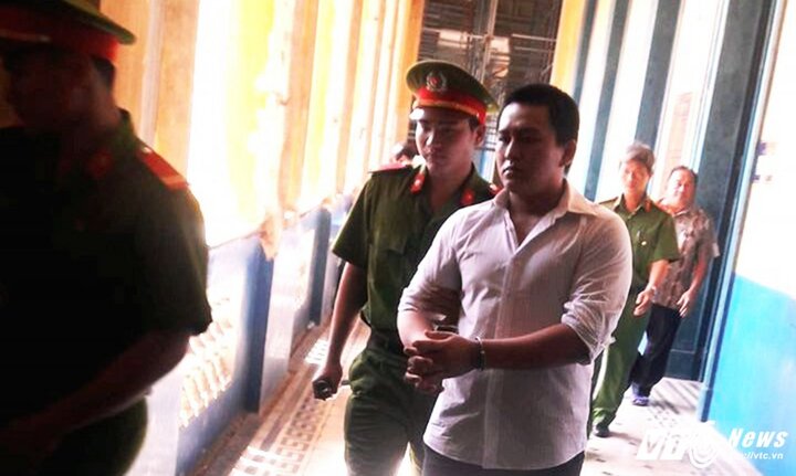 Đang thi hành án tù về tội cướp tài sản, lại phạm tội hiếp dâm trẻ em