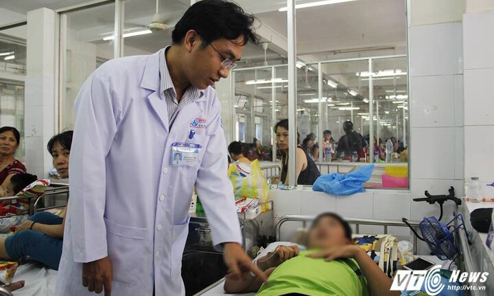 Xuyên đêm cứu bé 11 tuổi mắc bệnh hiếm gặp