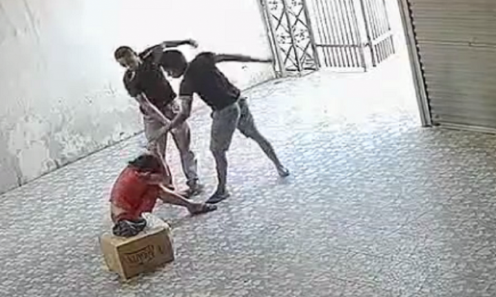 Camera ghi lại hình ảnh bà chủ nhà xe bị hai người đàn ông đánh đập dã man