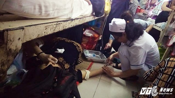 Bác sĩ phải ngồi xuống tiêm ở bệnh viện Ung bướu TP.HCM: Bộ Y tế vào cuộc