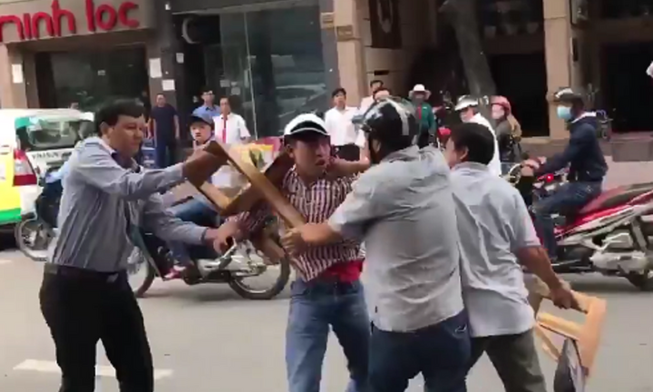 Video: Giật dây chuyền vàng của người đi đường, tên cướp bị người dân đánh nhừ tử