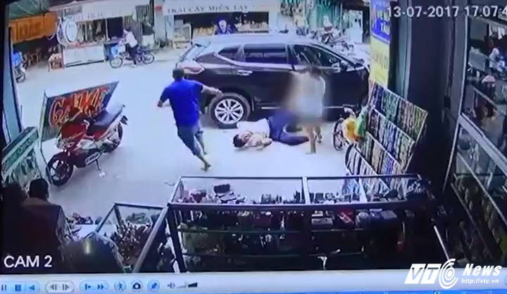 Video: Đang đi bộ bị ô tô hất văng, 4 người thương vong