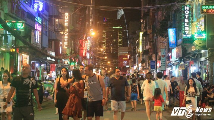 Những ngày đầu cấm xe, phố đi bộ Bùi Viện có gì đặc biệt?