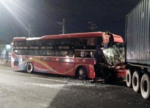 Xe khách tông đuôi xe container, phụ xe mắc kẹt trong cabin