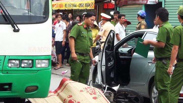 Tài xế ô tô đậu xe ngược chiều, mở cửa bất cẩn khiến cô gái trẻ tử vong