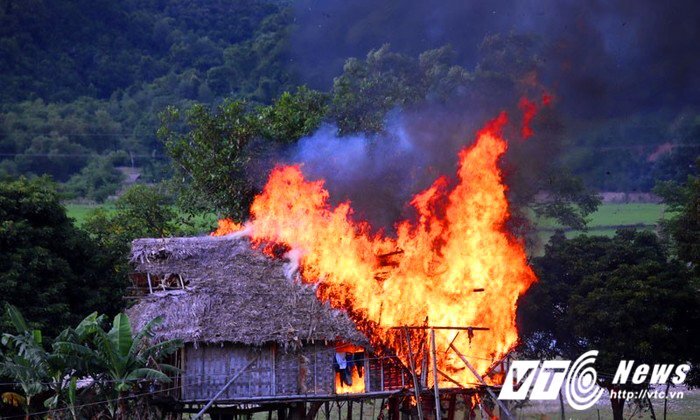 Video: Chủ nhà đi vắng, 'bà hỏa' ghé thăm thiêu rụi cả lán trại
