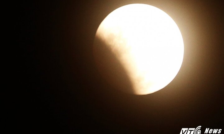 Video: Chiêm ngưỡng trọn vẹn nguyệt thực một phần tại Việt Nam