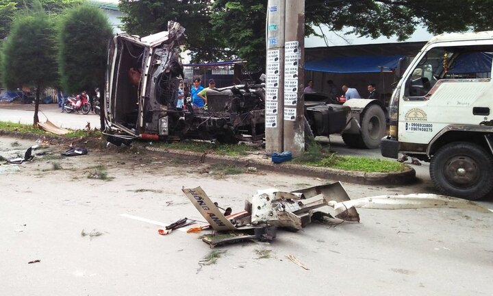 Video: Xe đầu kéo húc văng xe máy rồi tông thẳng cột điện, tài xế chết trong cabin