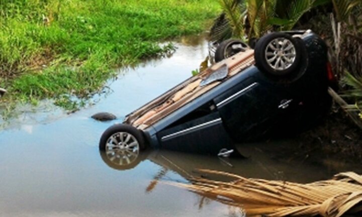Va chạm với xe đầu kéo, xe ô tô 7 chỗ lật ngửa dưới mương