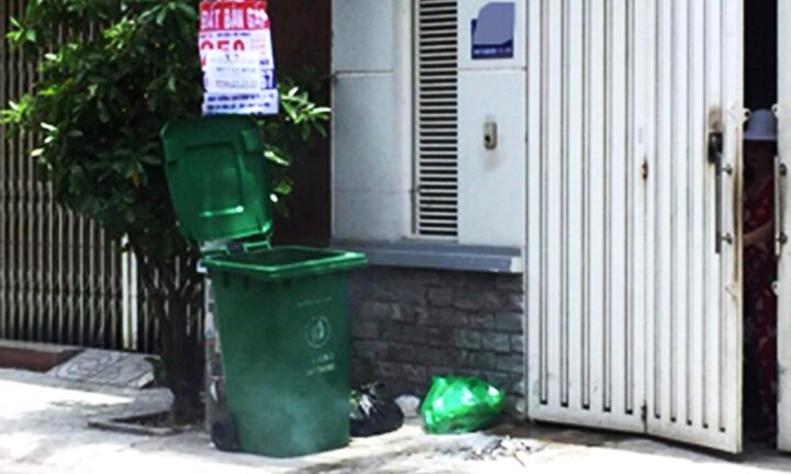 Phát hiện thi thể bé trai sơ sinh trong thùng rác trước nhà dân