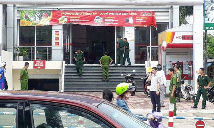 Nóng: 2 tên cướp bịt mặt mang bom tự chế cướp ngân hàng ở Đồng Nai