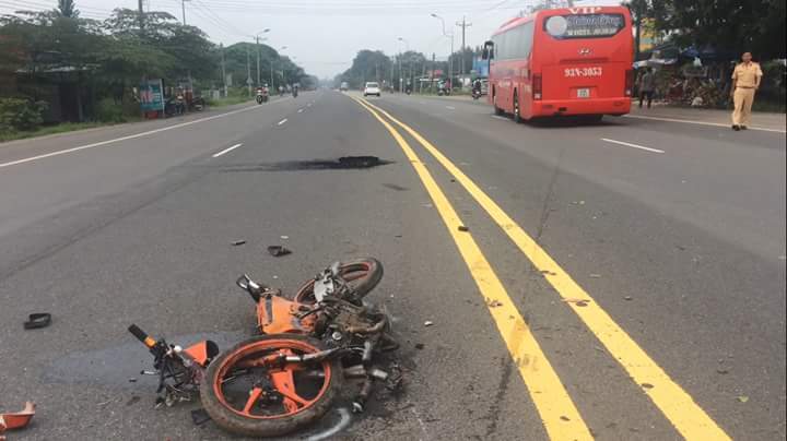 Bị xe khách húc văng hơn chục mét, nam thanh niên Campuchia chết thương tâm