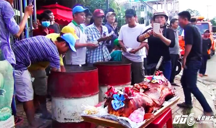 Tài xế mang heo quay đến thắp nhang cúng trạm BOT Biên Hoà