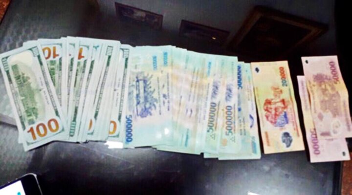 Tài xế taxi trả lại hơn 100 triệu đồng cho khách để quên