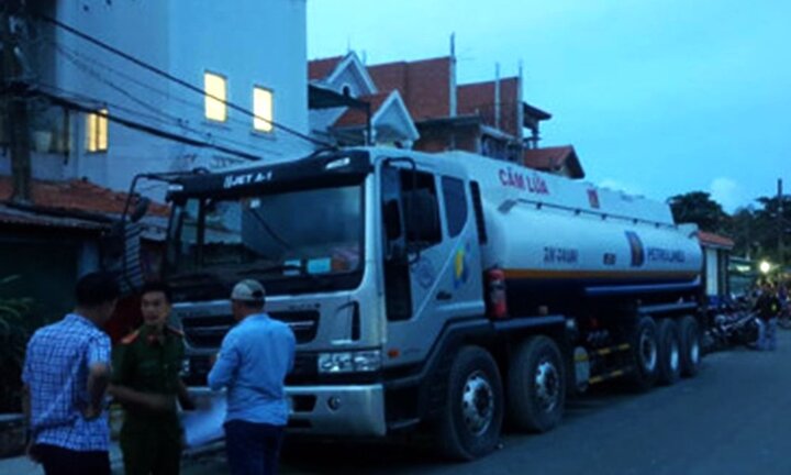 Bắt quả tang nhiều người rút ruột xăng dầu máy bay tại TP.HCM