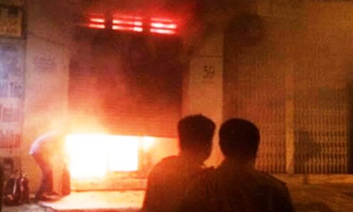 Nam thanh niên tạt xăng đốt cửa hàng của người yêu