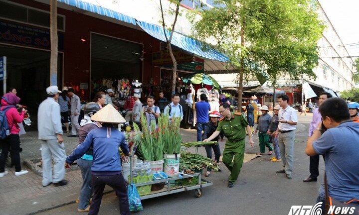 Đi dẹp vỉa hè, Thượng úy công an bị côn đồ rút dây nịt tấn công