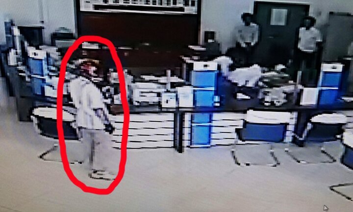 Bịt mặt, dùng súng cướp ngân hàng ở Vĩnh Long: Lộ diện hình ảnh hung thủ