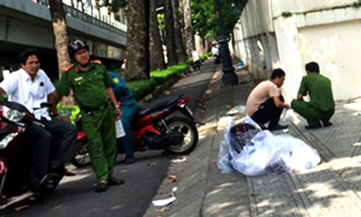 Hỗn chiến trên vỉa hè ở Sài Gòn, một người đàn ông bị đâm chết