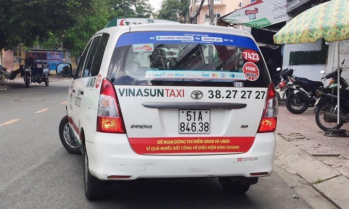 Tài xế Vinasun dán khẩu hiệu phản đối Uber, Grab: Công ty yêu cầu tài xế gỡ biểu ngữ