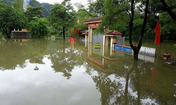 Ảnh: Nước ngập mái nhà, 'bủa vây' trường học ở Nghệ An