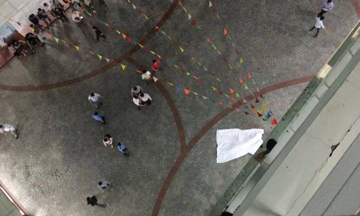 Bê tông rơi trúng người, nam sinh đại học Hutech chết thương tâm khi xếp hàng chờ thang máy