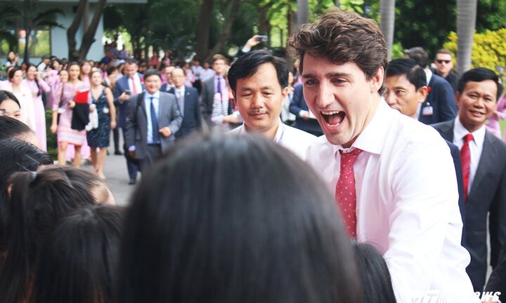 Video: Thủ tướng Canada Justin Trudeau giản dị bắt tay, trò chuyện với sinh viên Việt Nam