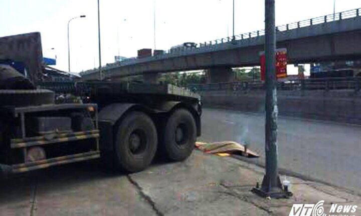 Tài xế lùi xe đầu kéo cán chết bà cụ đang đi bộ