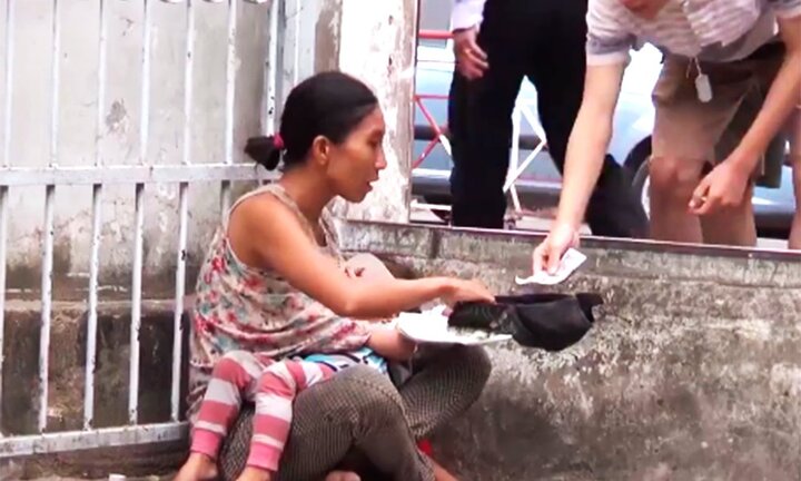 Người phụ nữ bế con xin tiền chích ma tuý: Đứng sau là một băng đảng 'xăm trổ hổ báo'