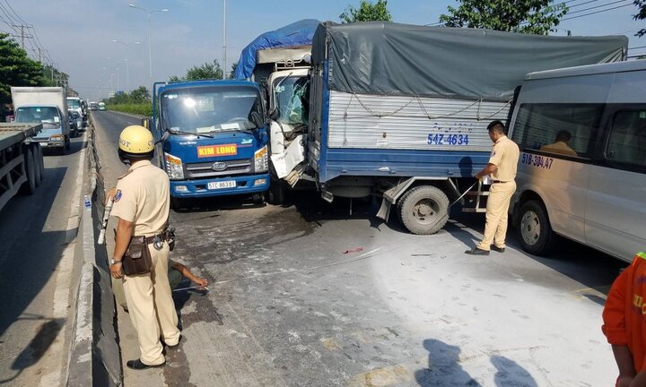 6 ô tô tông liên hoàn trên quốc lộ 1, xe khách bốc khói mù mịt