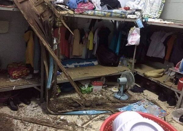 Ảnh: Kí túc xá ĐH Quốc gia TP.HCM tan hoang sau trận mưa lớn, sinh viên hoảng sợ bỏ chạy