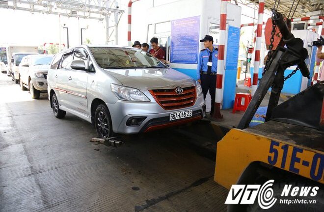 BOT Cai Lậy thu phí trở lại: Không chịu qua trạm riêng, tài xế trả tiền lẻ bị cẩu xe