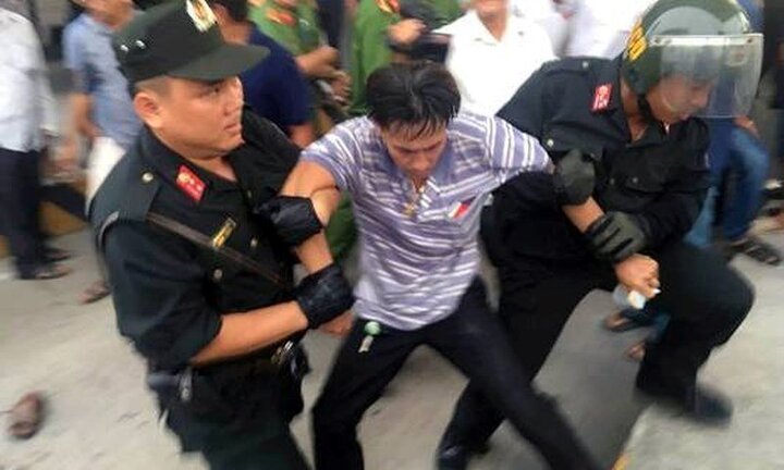 Tài xế bị tạm giữ tại Công an Cai Lậy vẫn chưa về nhà, chờ luật sư đến giải quyết