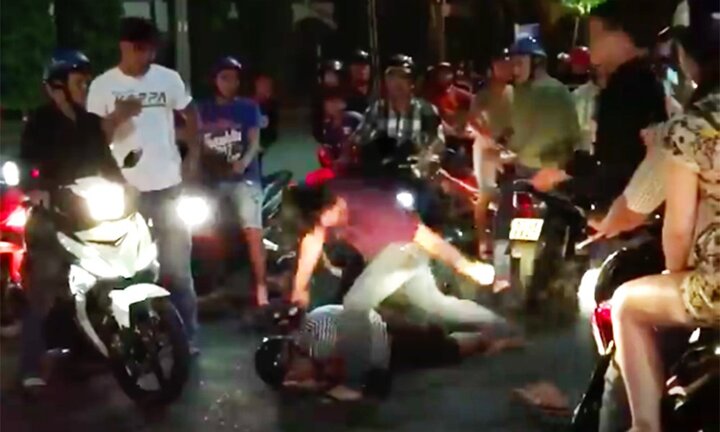 Đòi 'dùng tiền ném chết dân miền Nam' và 'mua' hết công an, nam thanh niên bị đánh nhập viện