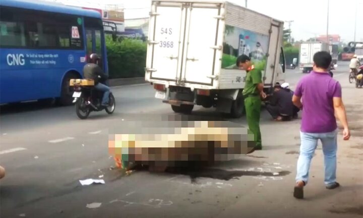 Cụ ông 73 tuổi đau đớn nhìn vợ bị xe tải cán chết thương tâm