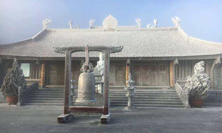 Ảnh: Rét dưới 0°C, băng tuyết phủ kín nóc nhà Đông Dương