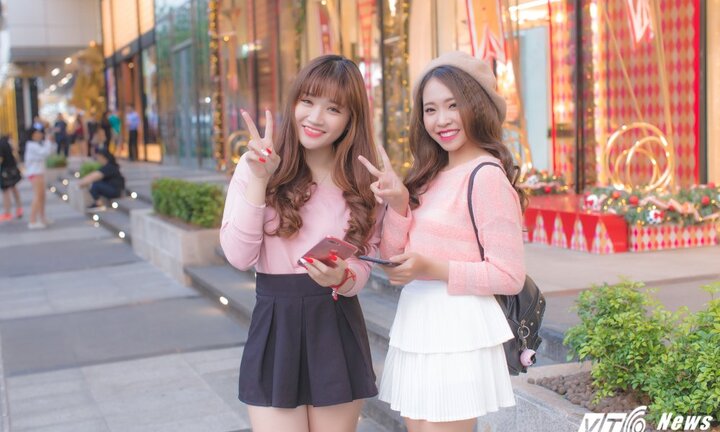 Ảnh: Giới trẻ Sài Gòn háo hức xuống phố đón Noel