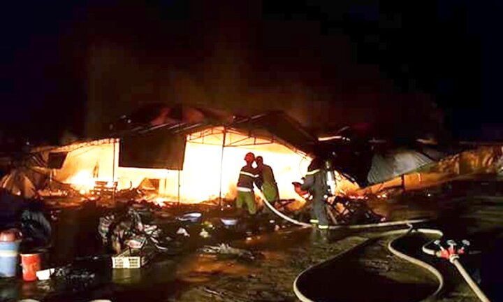 Cháy chợ ở Nghệ An, hơn 40 ki-ốt bị thiêu rụi trong đêm