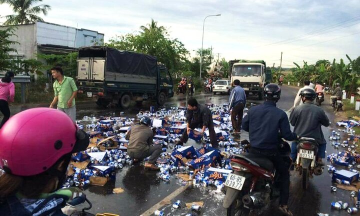 Dân Đồng Nai giúp tài xế thu dọn hàng nghìn lon bia rơi vãi ra đường