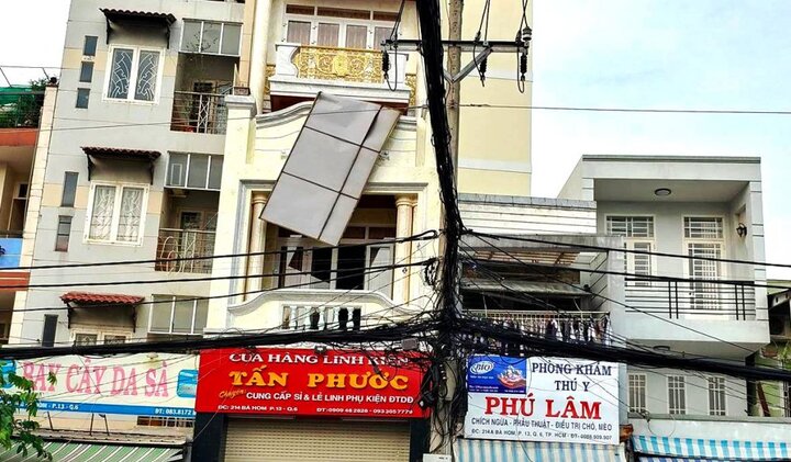 Lắp biển quảng cáo cuối năm, 3 công nhân bị điện phóng nguy kịch